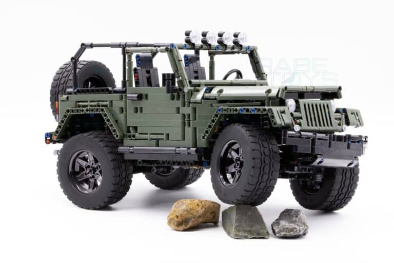 Mould King 13124 - Wrangler Geländewagen - Produktbild - Ansicht vorne Rechts mit Steinen